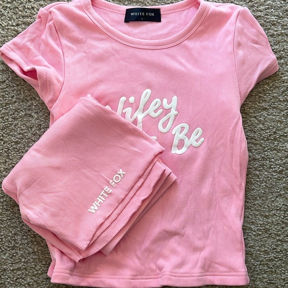 White Fox wifey to be outfit size small in top and bottom - Picture 3 of 4